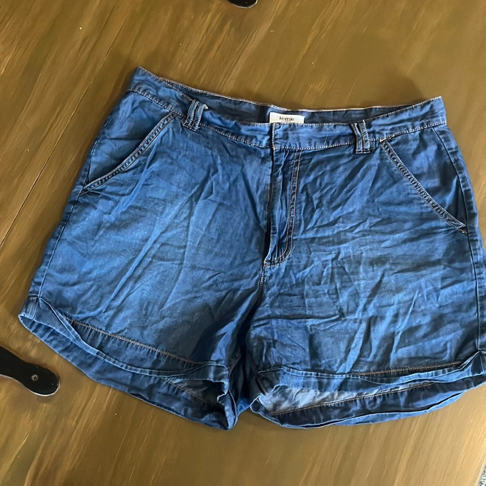 Very nice lightweight Kenzie Jeans medium wash shorts!